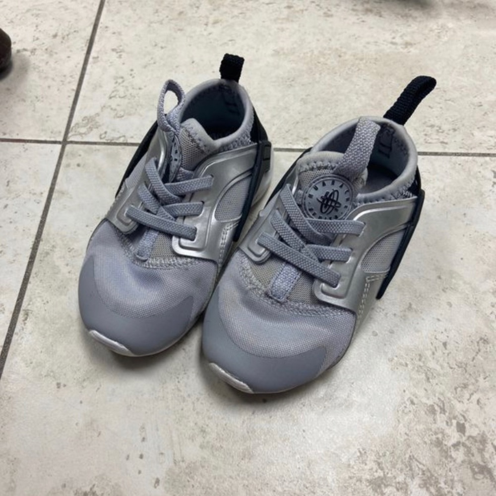 Nike Huarache Run toddler size 8 Grey and Black
